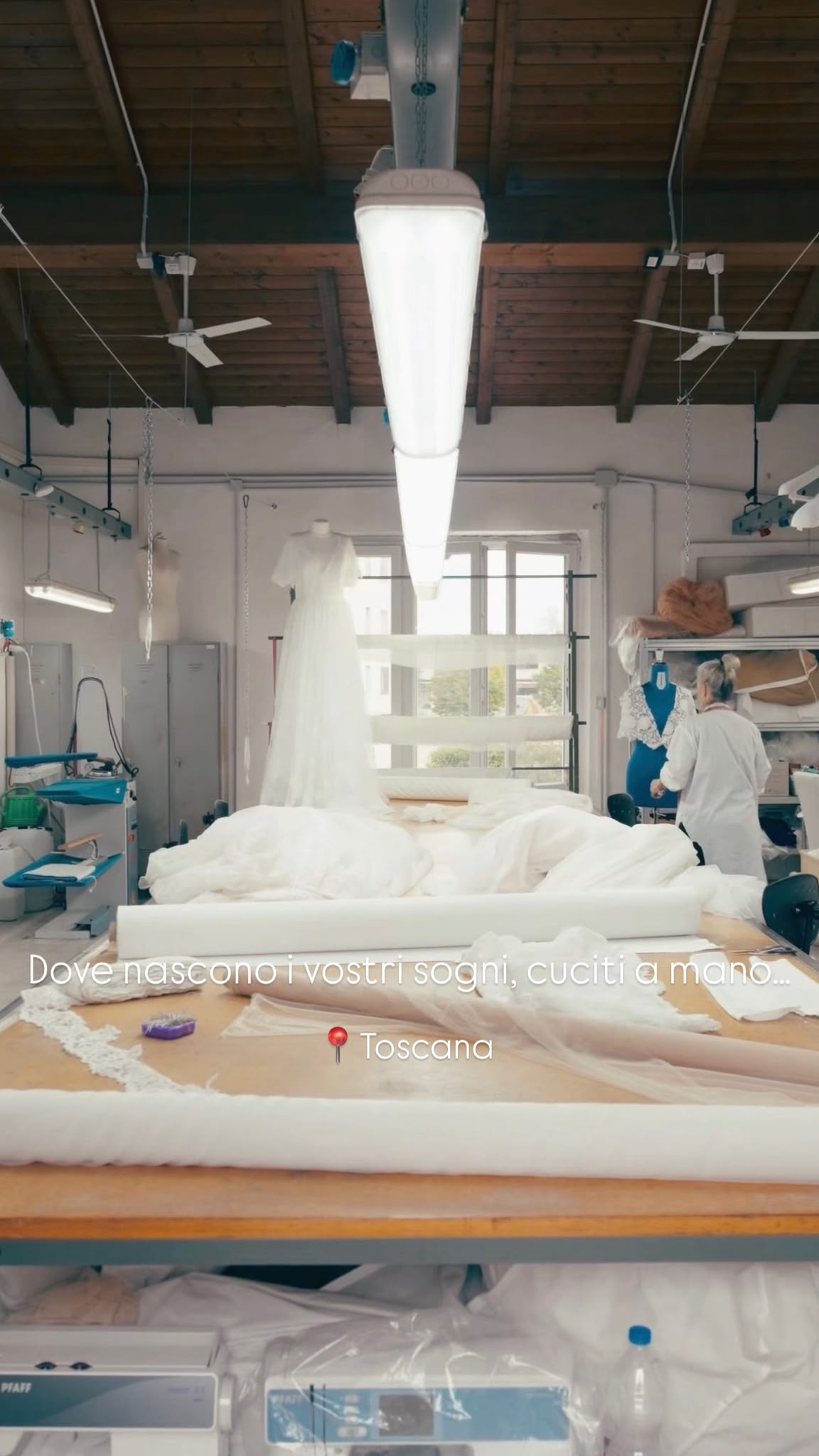 Il laboratorio sartoriale con una sarta al lavoro